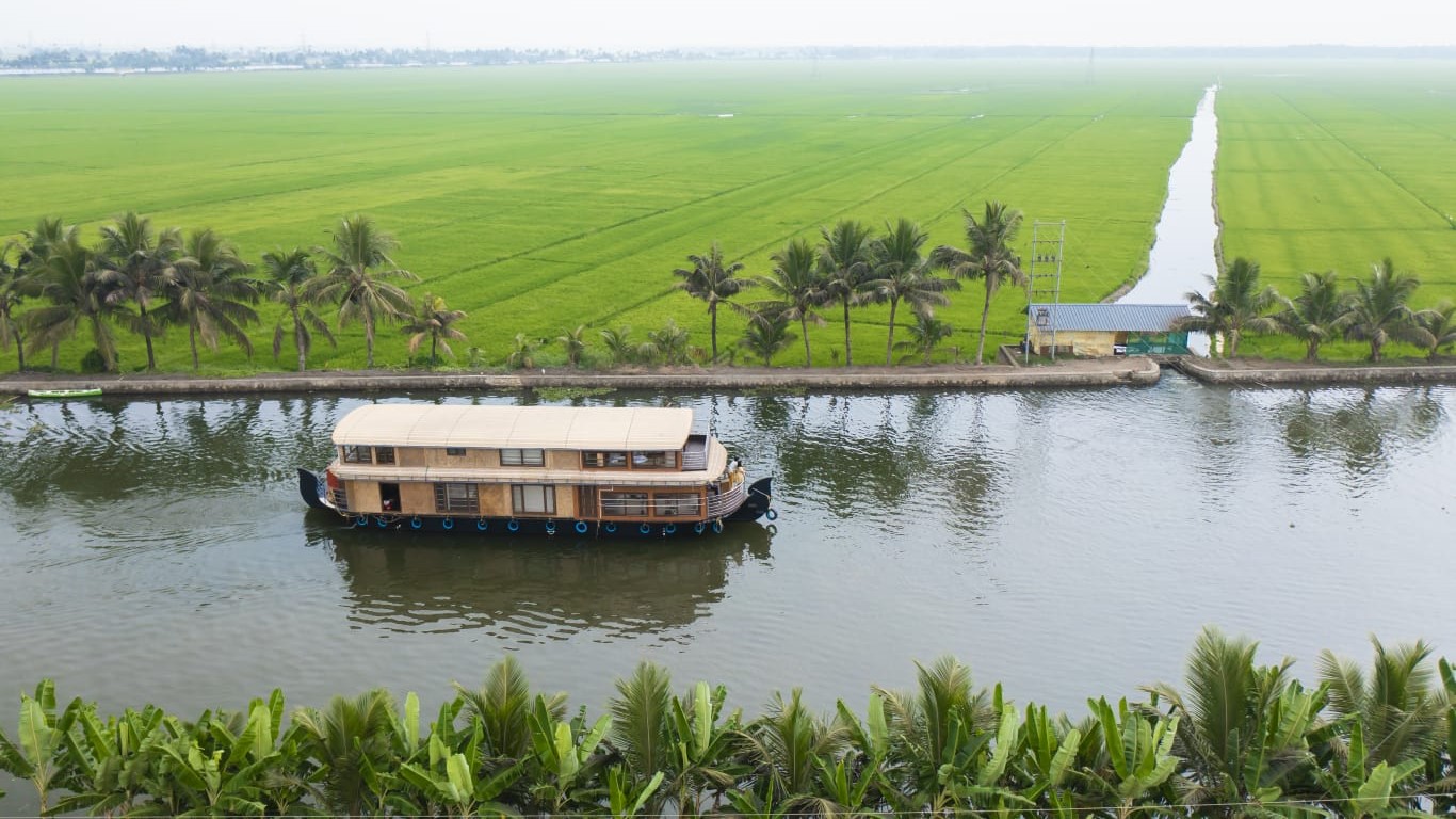 FLOATELS - Floating Hotels in Kerala